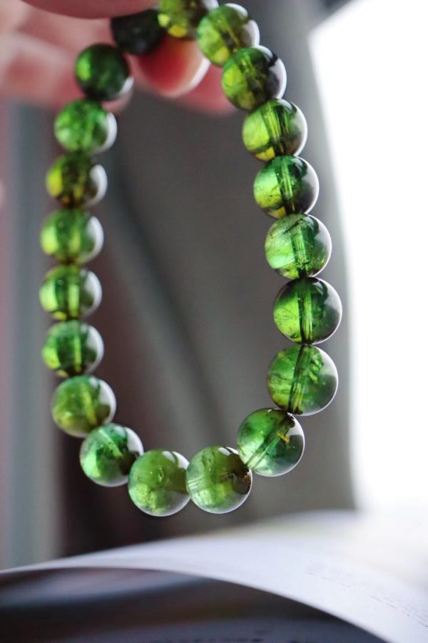 绿碧玺,又名"巴西祖母绿",是生命的颜色,对应心轮