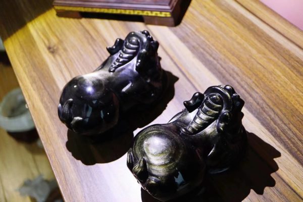 两只臀部饱满的貔貅,一只招财、一只守财,好事成双-菩心晶舍