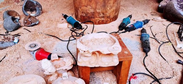 一早跟师傅在对接70多个晶洞的底座-菩心晶舍