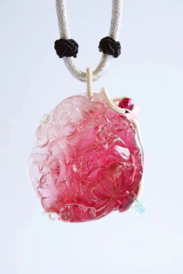 菩心晶舍红牡丹碧玺吊坠,绿艳闲且静,红衣浅复深。-菩心晶舍