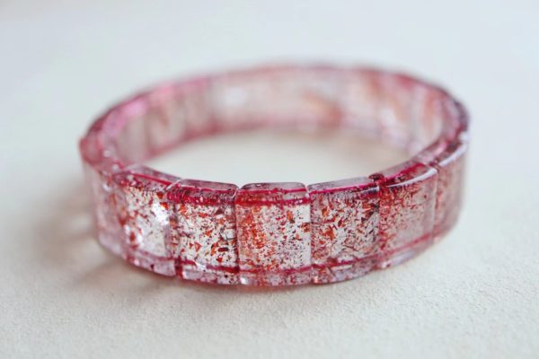 早年剩下的原石做了几只超美金草莓晶手牌,款式更显气质-菩心晶舍