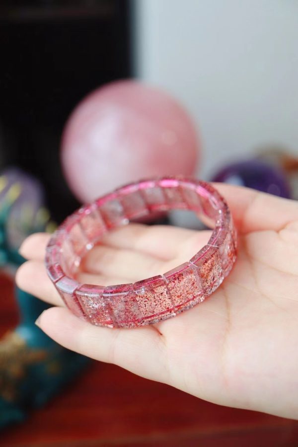 早年剩下的原石做了几只超美金草莓晶手牌,款式更显气质-菩心晶舍