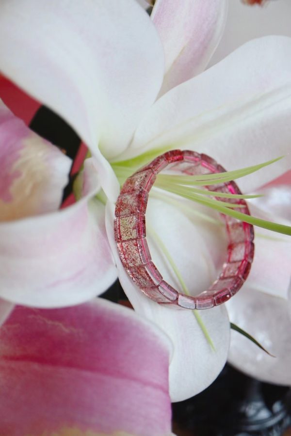 早年剩下的原石做了几只超美金草莓晶手牌,款式更显气质-菩心晶舍