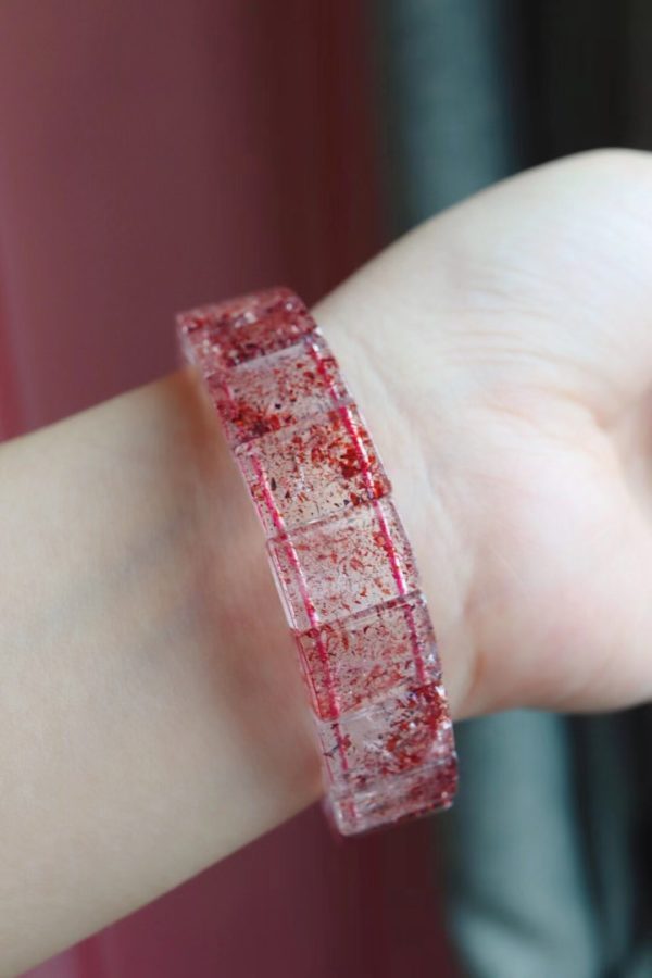 早年剩下的原石做了几只超美金草莓晶手牌,款式更显气质-菩心晶舍