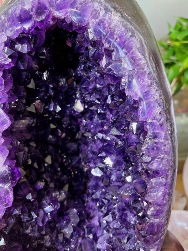 一只收藏级紫晶洞,远看似一盏心灯,可放于玄关,紫气东来-菩心晶舍