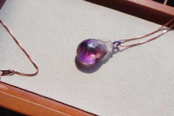 一只超七紫发晶宝瓶吊坠,寓意吉祥、富贵和旺财-菩心晶舍