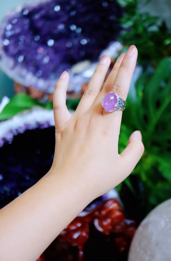 这一枚紫锂辉蝶恋花戒指,带着魔法-菩心晶舍