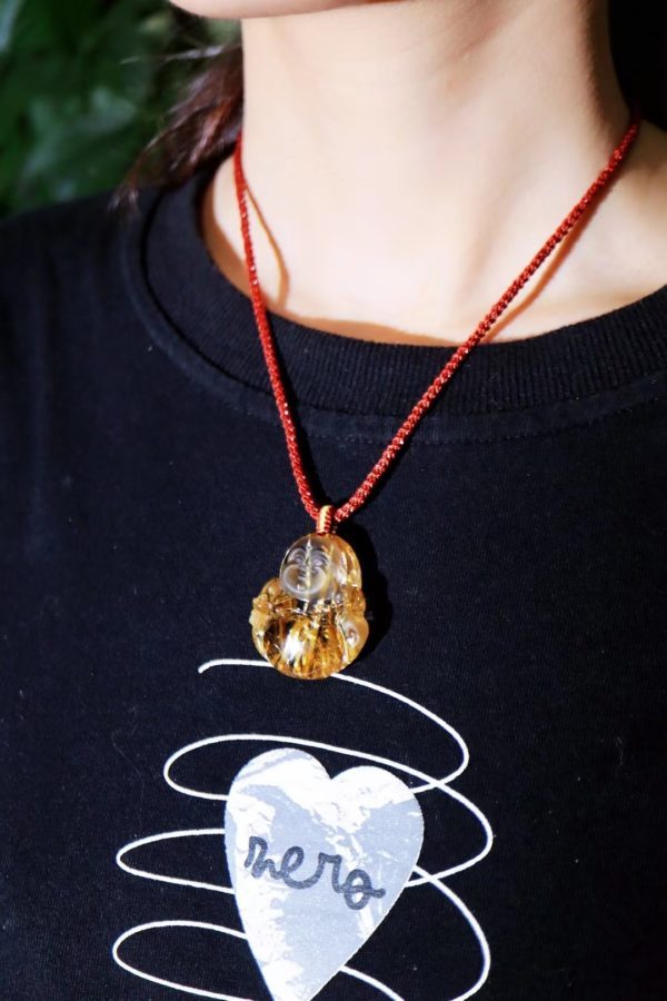 一尊圆圆润润的钛晶弥勒佛吊坠,清透,且饱满-菩心晶舍