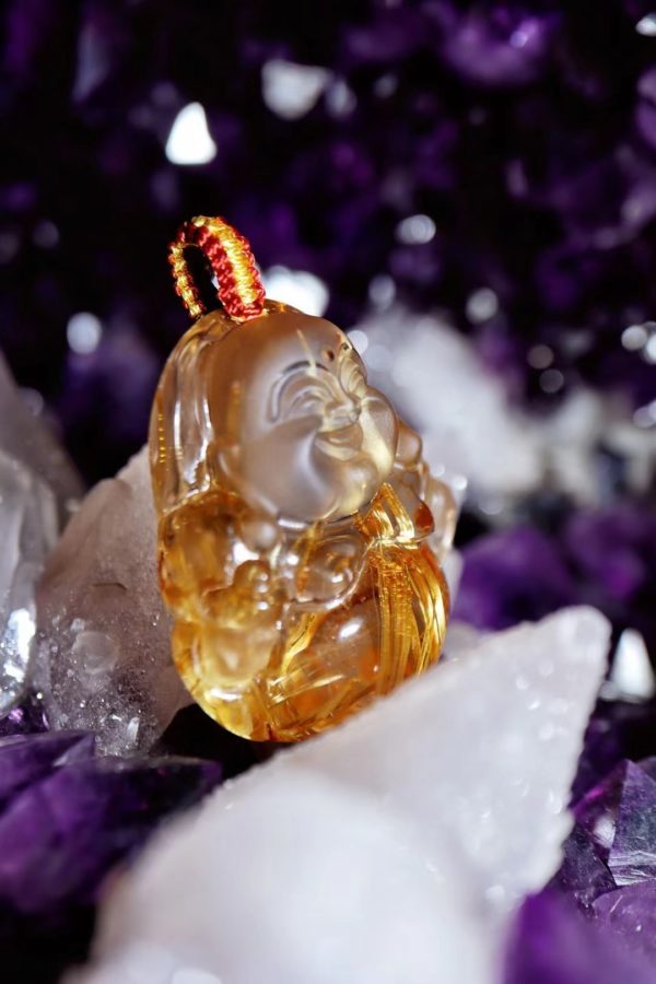 一尊圆圆润润的钛晶弥勒佛吊坠,清透,且饱满-菩心晶舍