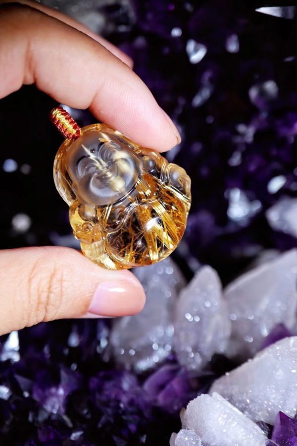 一尊圆圆润润的钛晶弥勒佛吊坠,清透,且饱满-菩心晶舍