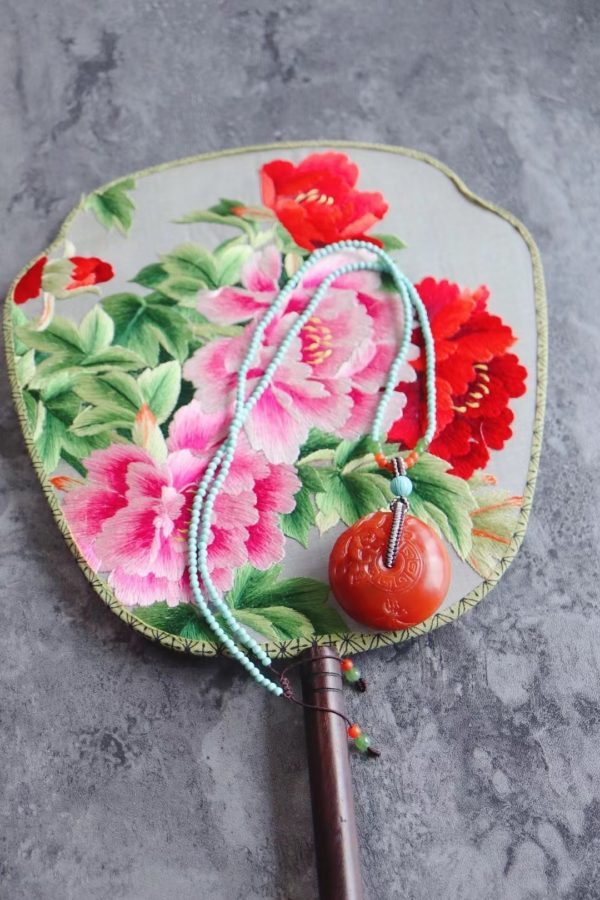 奉上南红玛瑙精工平安扣,正面雕刻蝶恋花-菩心晶舍