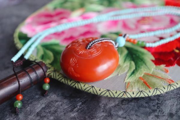 奉上南红玛瑙精工平安扣,正面雕刻蝶恋花-菩心晶舍