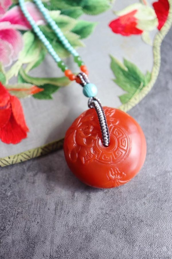 奉上南红玛瑙精工平安扣,正面雕刻蝶恋花-菩心晶舍