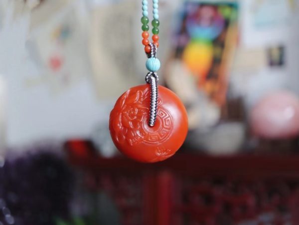 奉上南红玛瑙精工平安扣,正面雕刻蝶恋花-菩心晶舍