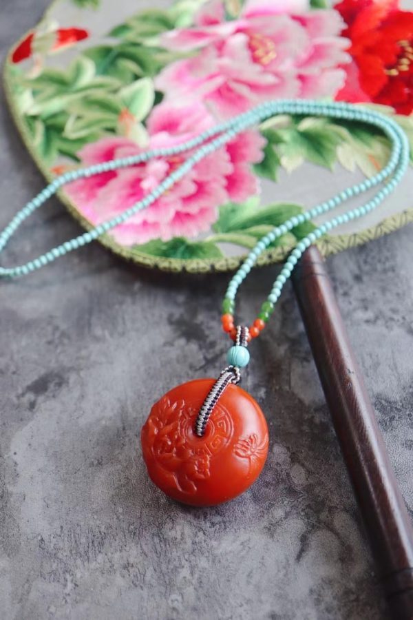 奉上南红玛瑙精工平安扣,正面雕刻蝶恋花-菩心晶舍