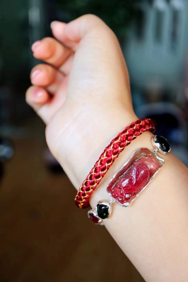 一条碧玺的年年有余,再加一条超气质的暗红龙鳞手绳,年味来了-菩心晶舍