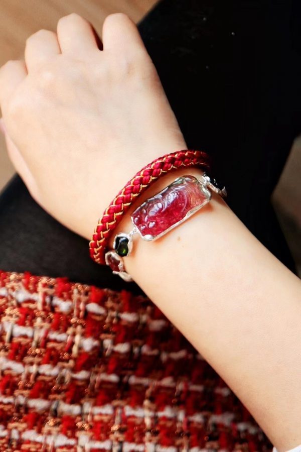 一条碧玺的年年有余,再加一条超气质的暗红龙鳞手绳,年味来了-菩心晶舍