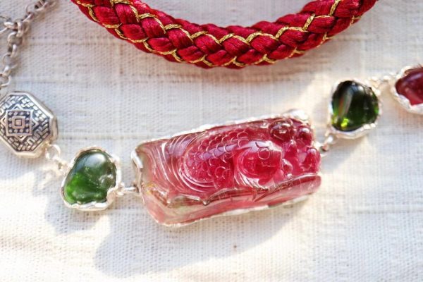 一条碧玺的年年有余,再加一条超气质的暗红龙鳞手绳,年味来了-菩心晶舍