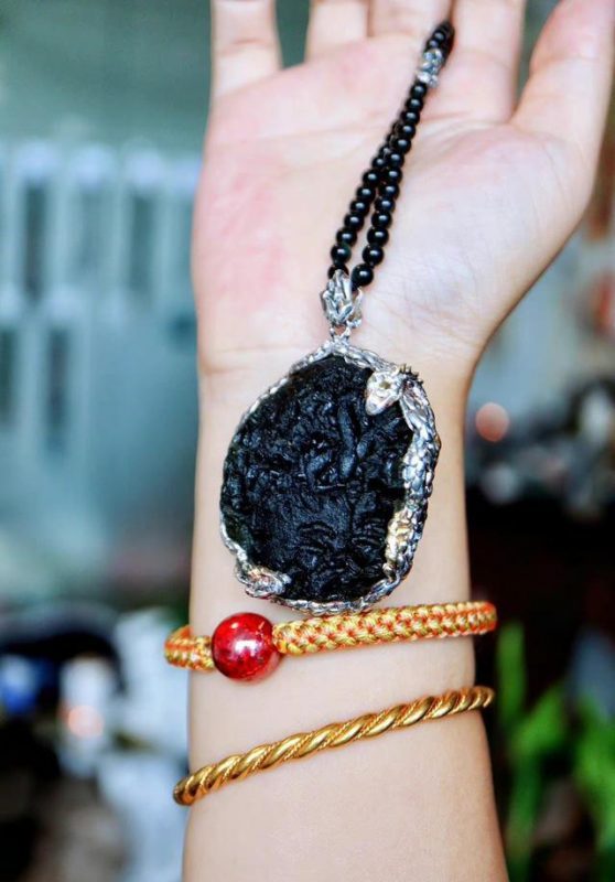 玻璃陨石的灵蛇设计,菩心对匠心的表达-菩心晶舍