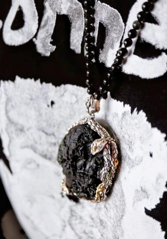 玻璃陨石的灵蛇设计,菩心对匠心的表达-菩心晶舍