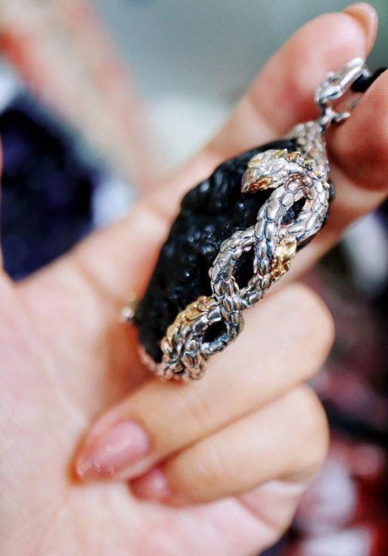 玻璃陨石的灵蛇设计,菩心对匠心的表达-菩心晶舍