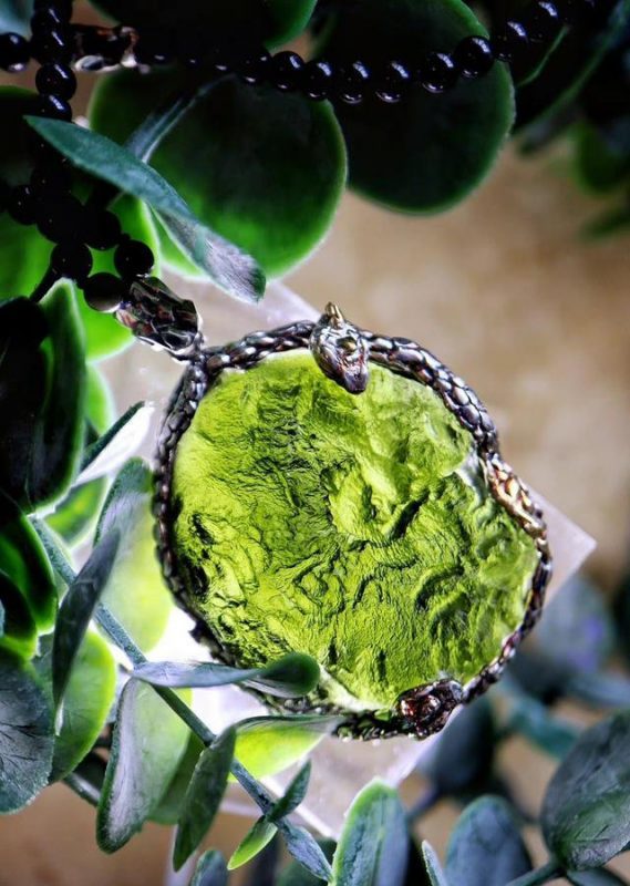 玻璃陨石的灵蛇设计,菩心对匠心的表达-菩心晶舍