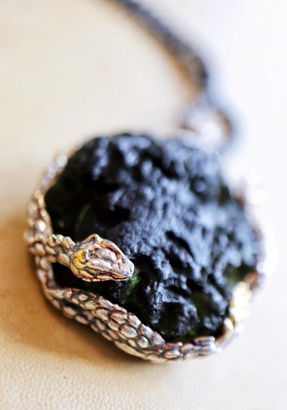 玻璃陨石的灵蛇设计,菩心对匠心的表达-菩心晶舍