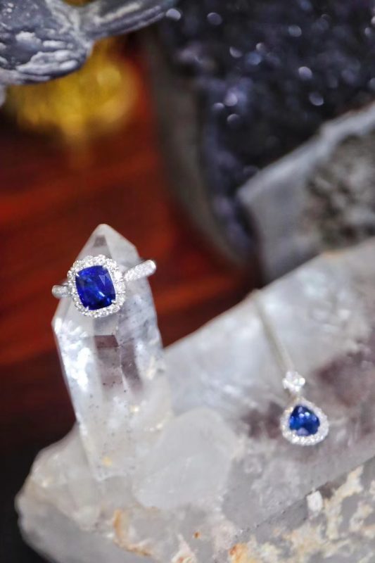 简单款蓝宝石的镶嵌，一定要用最好的皇家蓝-菩心晶舍
