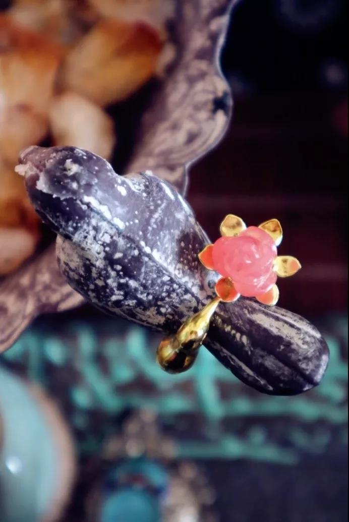 红纹石花鸟戒指 