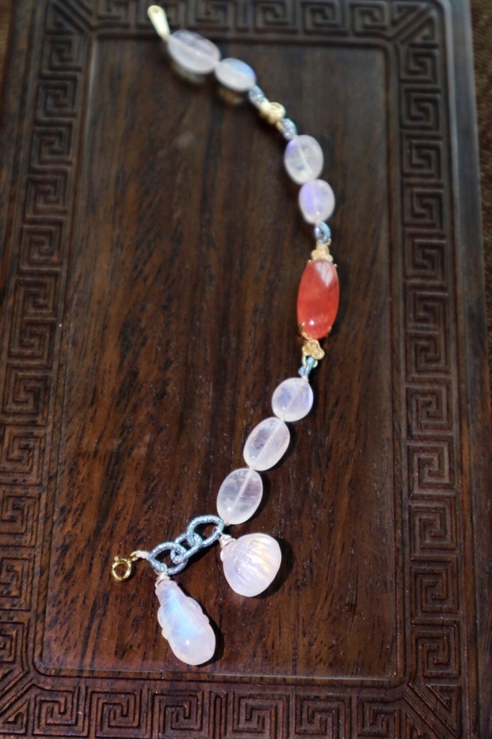 月光石|红纹石-18k祥云 【月光石|红纹石-18k祥云】一条轻奢红纹石搭配月光石(手磨珠)-菩心晶舍