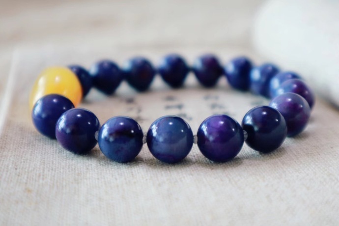 舒俱来|蜜蜡 【舒俱来|蜜蜡】心灵平静 ,才能养成优雅。-菩心晶舍