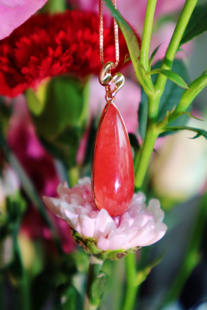 气质版红纹石水滴坠