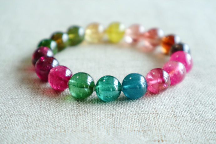 一条彩虹碧玺，直径10mm，看到她，感觉花都开了