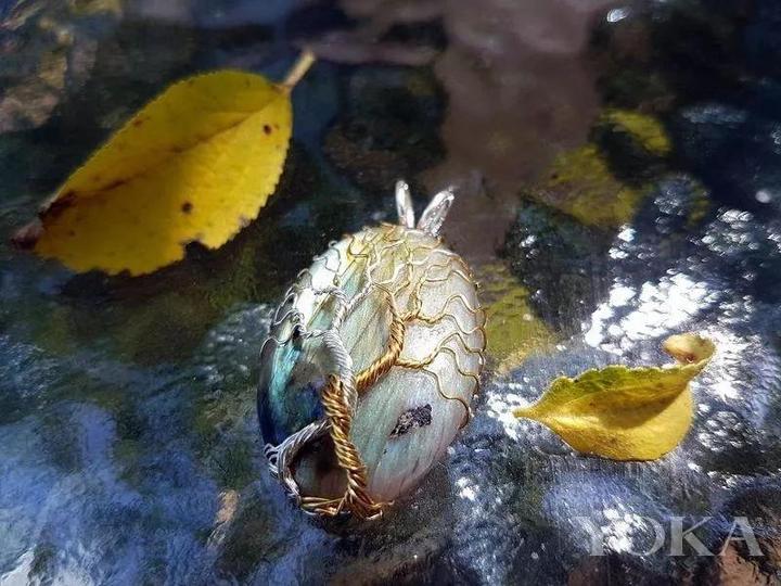 网站YOKA摘录的外国姑娘的绕线
