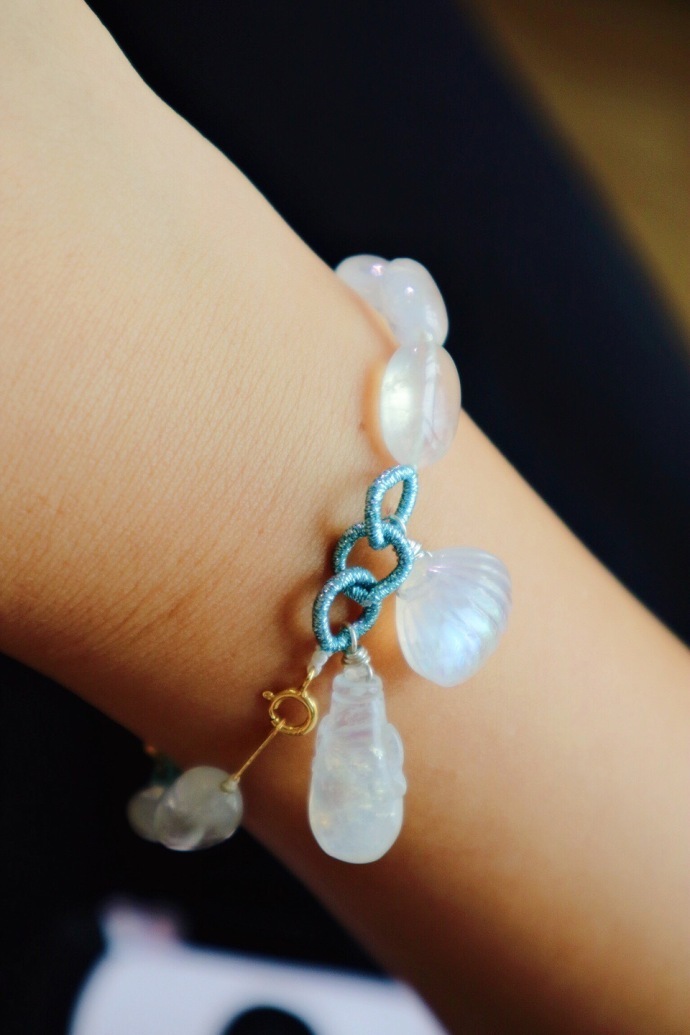 月光石|红纹石-18k祥云 【月光石|红纹石-18k祥云】一条轻奢红纹石搭配月光石(手磨珠)-菩心晶舍