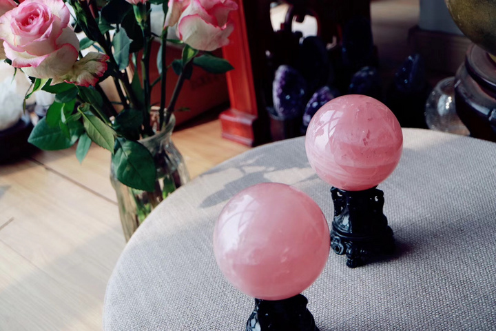【菩心粉晶球 】散发的粉红色频率可疗愈心中所积累的多年郁结-菩心晶舍