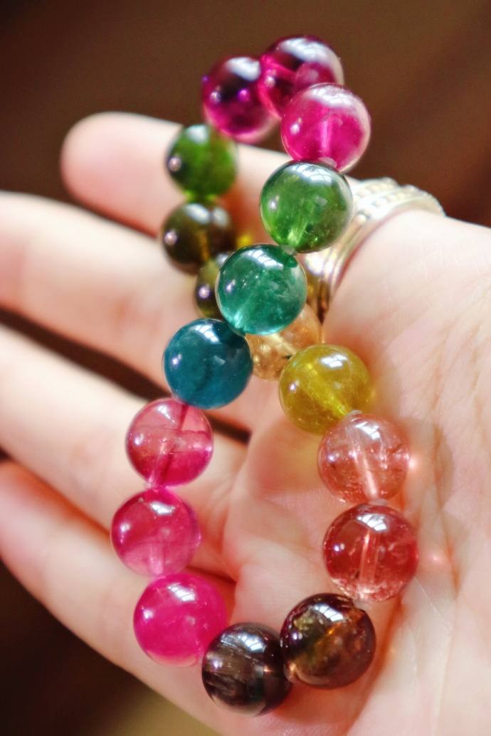 一条彩虹碧玺，直径10mm，看到她，感觉花都开了