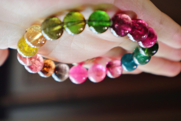 一条彩虹碧玺，直径10mm，看到她，感觉花都开了