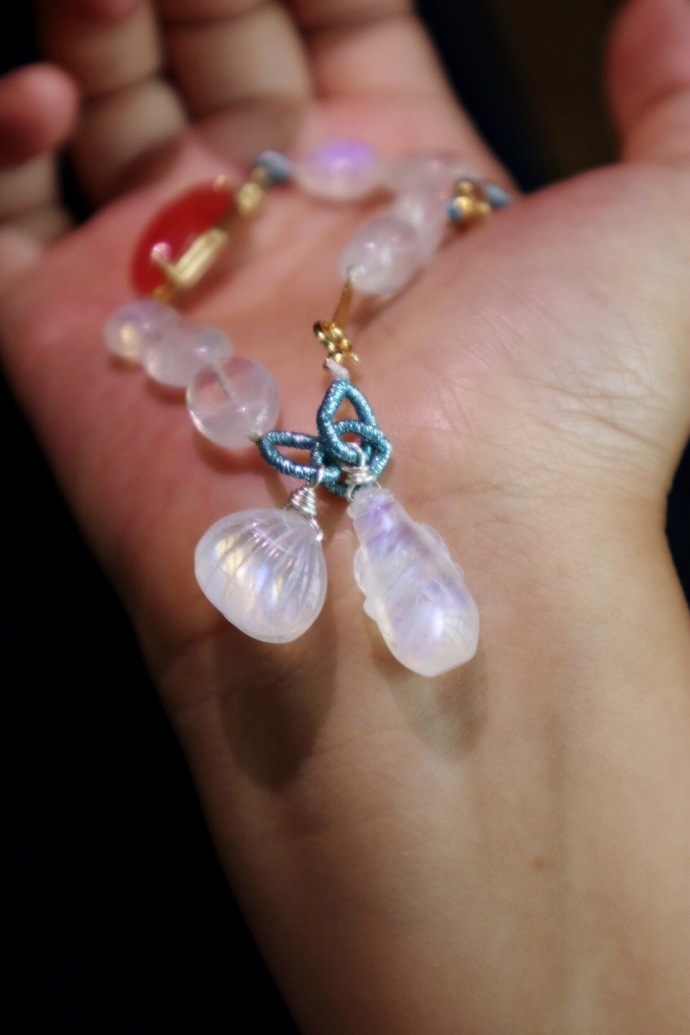 月光石|红纹石-18k祥云 【月光石|红纹石-18k祥云】一条轻奢红纹石搭配月光石(手磨珠)-菩心晶舍