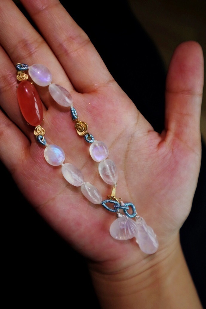 月光石|红纹石-18k祥云 【月光石|红纹石-18k祥云】一条轻奢红纹石搭配月光石(手磨珠)-菩心晶舍