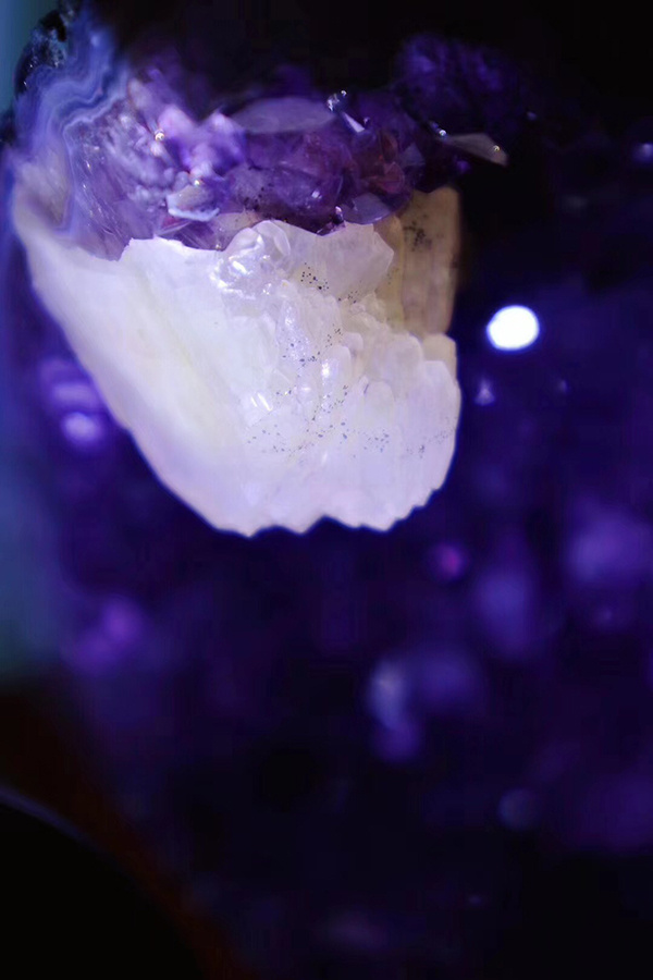 天然原矿紫晶洞-可爱的原矿紫晶洞，产自巴西，晶簇的净度非常高