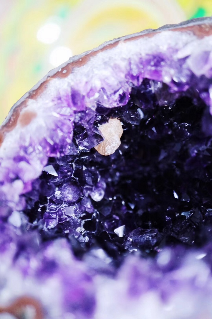 【菩心·原矿紫晶洞】藏着一枚白水晶矿石，就如珍珠般-菩心晶舍