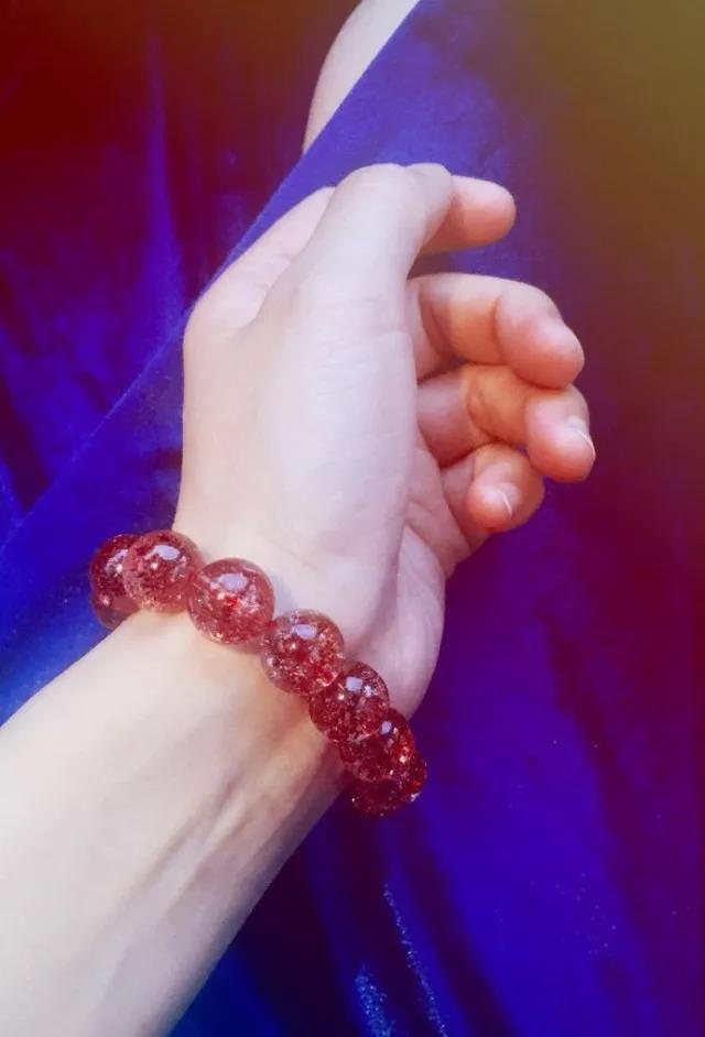 菩心晶舍金草莓晶 新手入坑,水晶应该戴左手还是戴右手?-菩心晶舍