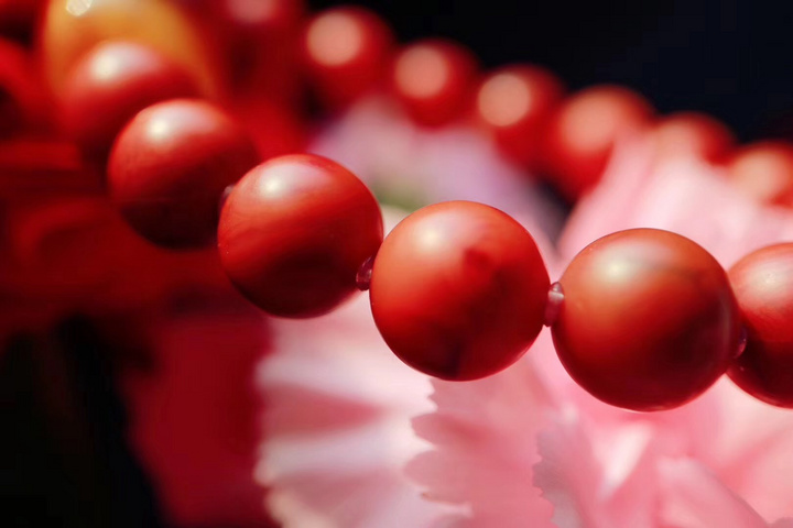 【菩心保山南红 | 蜜蜡】收藏级南红包浆珠下隐藏了几分明艳的色泽-菩心晶舍