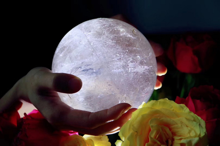 【菩心 | 白水晶球】 被誉为“摩尼宝珠”，是所有光色的综合体-菩心晶舍