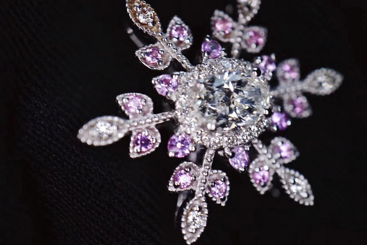 【菩心-钻石客订】50分的钻石也可以成为一枚紫粉的雪花坠-菩心晶舍