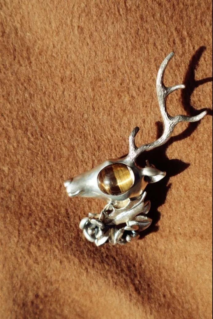 钛晶纯银麋鹿胸针